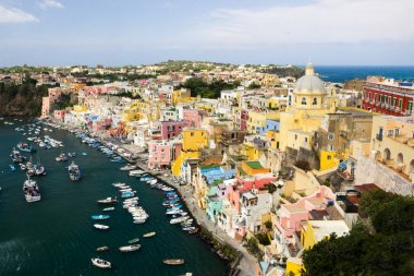 Procida Island renkli evleri ve Napoliten Bay İtalya marina ile