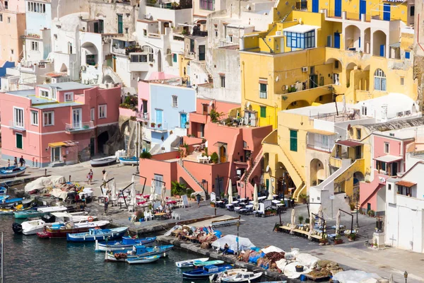 Procida Island renkli evleri ve Napoliten Bay İtalya marina ile
