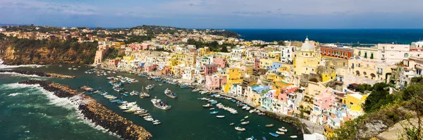 Острів Прочида Барвистими Будинками Пристань Яхт Березі Затоки Неаполітанські Італії — стокове фото