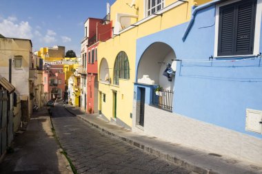Procida Island renkli evlerin Napoliten Bay İtalya üzerinde