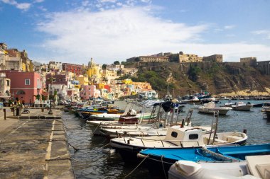 Procida Island renkli evlerin Napoliten Bay İtalya üzerinde