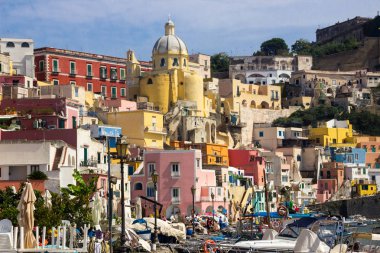 Procida Island renkli evlerin Napoliten Bay İtalya üzerinde 