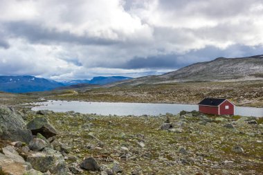 Norveç 'teki Aurlandsfjellet dağ yolunun üzerindeki bulutlar
