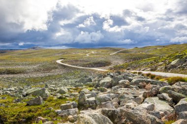Norveç 'teki Aurlandsfjellet dağ yolunun üzerindeki bulutlar