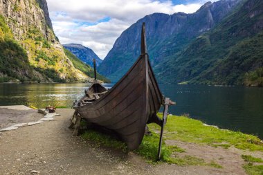 Norveç 'in Gudvangen kentindeki Naeroyfjord' daki Viking tekne ve köyünde bulutlar