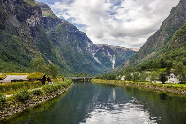 Chmury Nad Łodzią Wikingów Wioską Wyspie Naeroyfjord Gudvangen Norwegii — Zdjęcie stockowe