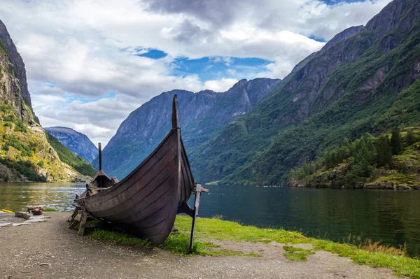 Wolken Über Wikingerboot Und Dorf Neroyfjord Gudvangen Norwegen — Stockfoto