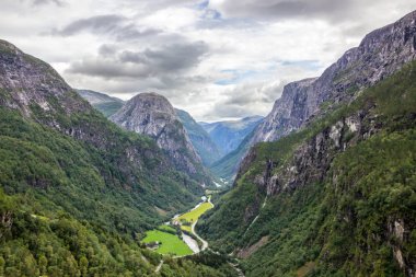 Stalheim Norveç 'te dağlardan geçer.