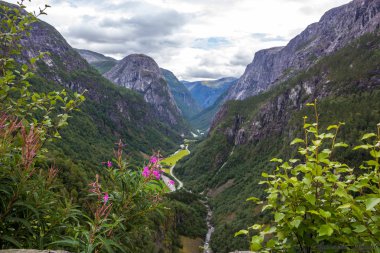 Stalheim Norveç 'te dağlardan geçer.
