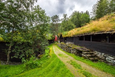 Norveç 'te eski bir çiftlikte eski ahşap evler