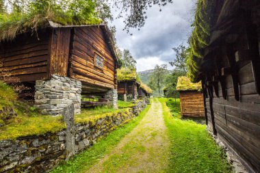 Norveç 'te eski bir çiftlikte eski ahşap evler