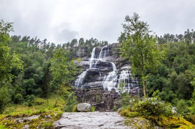 Norveç 'teki Tvindefossen şelalesine giden yol