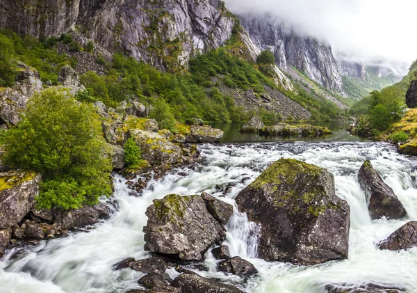 雨天奔腾的山河中的岩石 — 图库照片