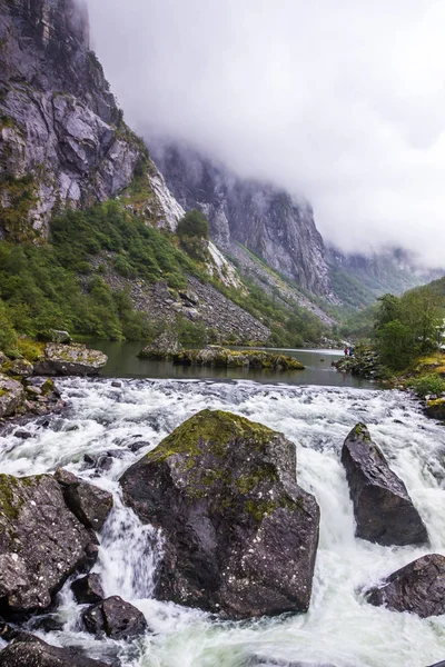 在挪威的一个雨天里 在奔腾的山河中的岩石 — 图库照片