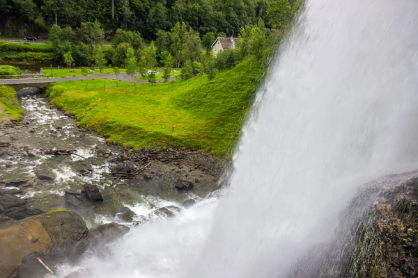 Steinsdalsfossen Waterval Weide Het Dal Noorwegen — Stockfoto