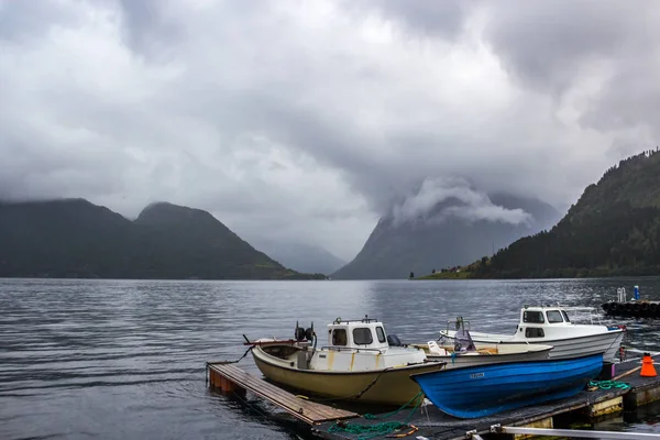 Norveç Yağmurlu Bir Günde Deniz Kenarındaki Dağlar Kayalar — Stok fotoğraf