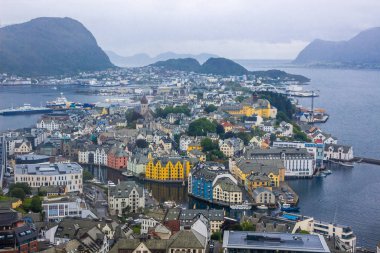 Norveç 'teki Alesund limanı ve liman binaları üzerindeki bulutlar