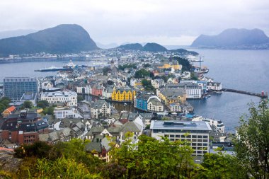 Norveç 'teki Alesund limanı ve liman binaları üzerindeki bulutlar