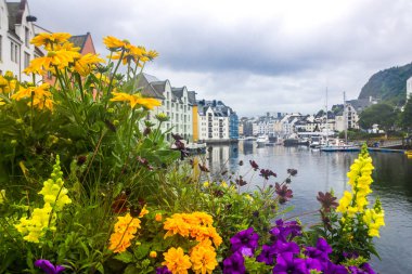 Norveç 'teki Alesund limanı ve liman binaları üzerindeki bulutlar