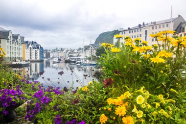 Norveç 'teki Alesund limanı ve liman binaları üzerindeki bulutlar