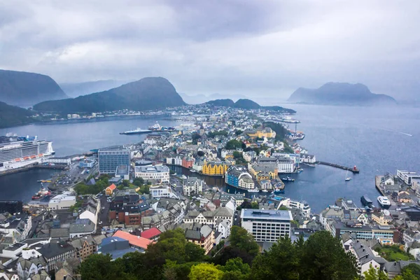 Nubes Sobre Puerto Los Edificios Frente Mar Alesund Noruega — Foto de Stock