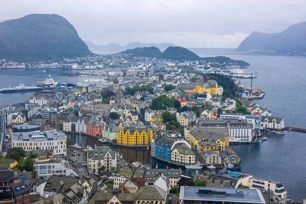 Nubes Sobre Puerto Los Edificios Frente Mar Alesund Noruega — Foto de Stock