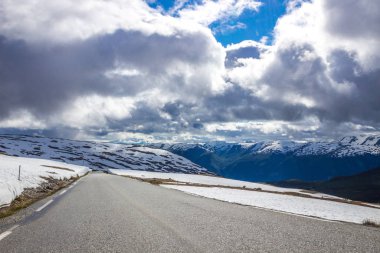 Norveç 'teki Aurlandsfjellet karlı yolu üzerindeki bulutlar