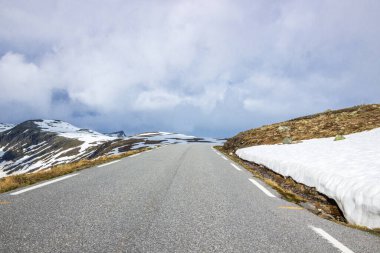 Norveç 'teki Aurlandsfjellet karlı yolu üzerindeki bulutlar