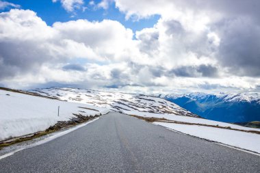 Norveç 'teki Aurlandsfjellet karlı yolu üzerindeki bulutlar