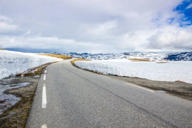 Norveç 'teki Aurlandsfjellet karlı yolu üzerindeki bulutlar