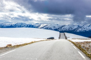 Norveç 'teki Aurlandsfjellet karlı yolu üzerindeki bulutlar