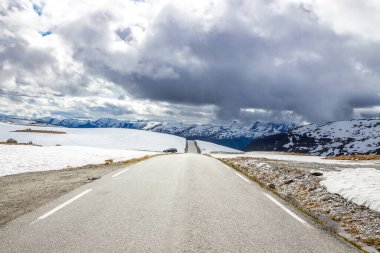 Norveç 'teki Aurlandsfjellet karlı yolu üzerindeki bulutlar