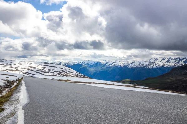 Wolken Boven Aurlandsfjellet Besneeuwde Weg Noorwegen — Stockfoto
