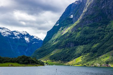 Norveç 'te Naeroyfjord üzerindeki bulutlar