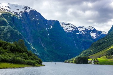 Norveç 'te Naeroyfjord üzerindeki bulutlar