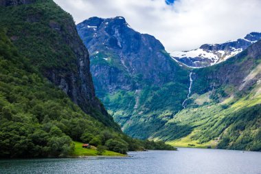 Norveç 'te Naeroyfjord üzerindeki bulutlar