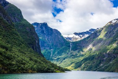 Norveç 'te Naeroyfjord üzerindeki bulutlar