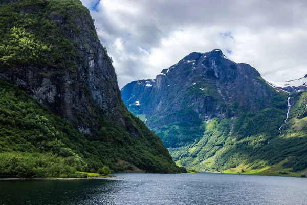 Norveç Naeroyfjord Üzerindeki Bulutlar — Stok fotoğraf