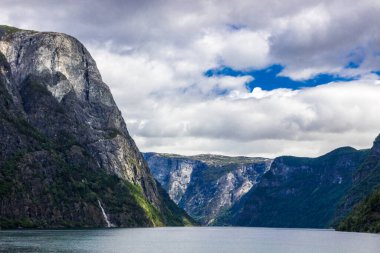 Norveç 'te Aurlandsfjord üzerindeki bulutlar