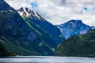 Norveç 'te Aurlandsfjord üzerindeki bulutlar