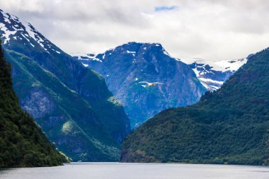 Norveç 'te Aurlandsfjord üzerindeki bulutlar