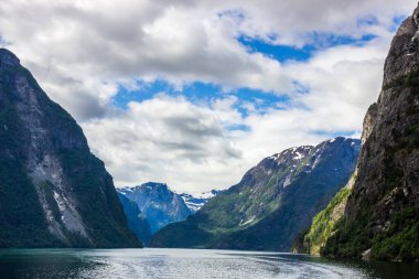 Norveç 'te Aurlandsfjord üzerindeki bulutlar