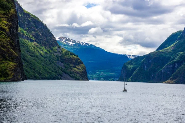 Norveç Aurlandsfjord Üzerindeki Bulutlar — Stok fotoğraf
