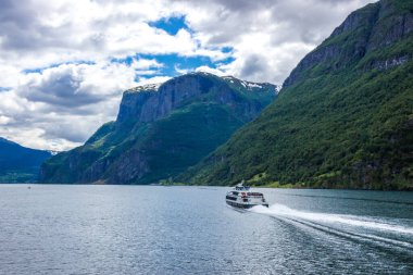 Batı Norveç 'te Aurlandsfjord üzerindeki bulutlar
