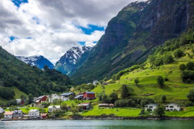 Batı Norveç 'te Aurlandsfjord üzerindeki bulutlar