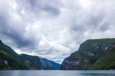 Batı Norveç 'te Aurlandsfjord üzerindeki bulutlar