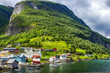 Batı Norveç 'te Aurlandsfjord üzerindeki bulutlar