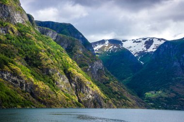 Batı Norveç 'te Aurlandsfjord üzerindeki bulutlar