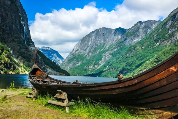 Batı Norveç 'te Naeroyfjord' daki Gudvangen Köyü