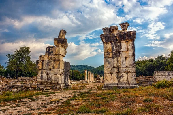 Gate of an antique city unde blue skies with fluffy clouds — Stock Photo, Image